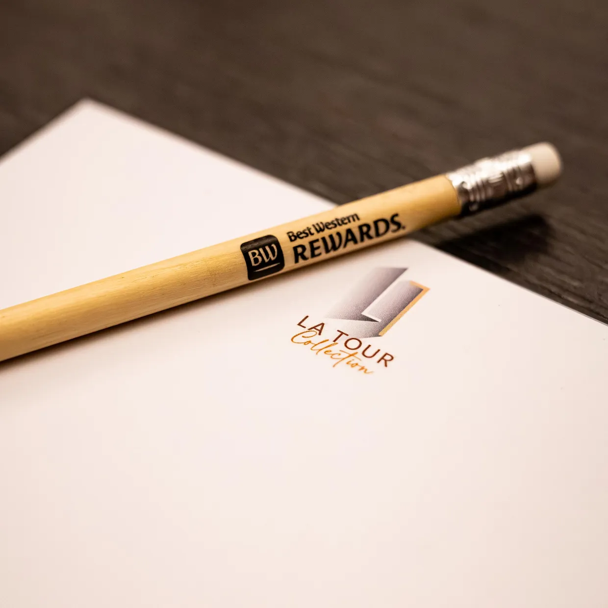 Ein Best Western Rewards-Stift liegt auf einem Blatt Papier mit dem Logo "LA TOUR Collection"