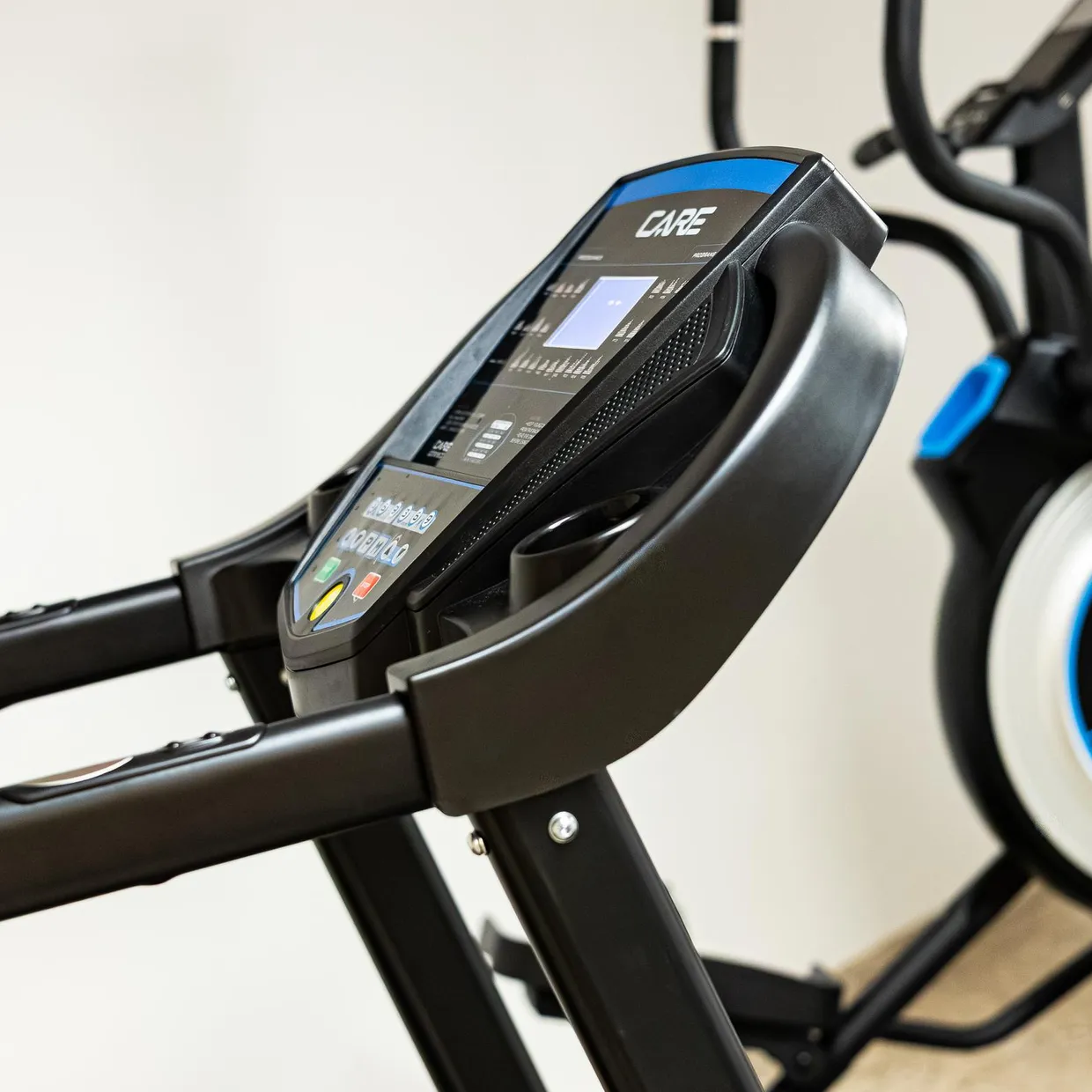 Ein Heimtrainer mit einem Kontrollbildschirm und beweglichen Pedalen