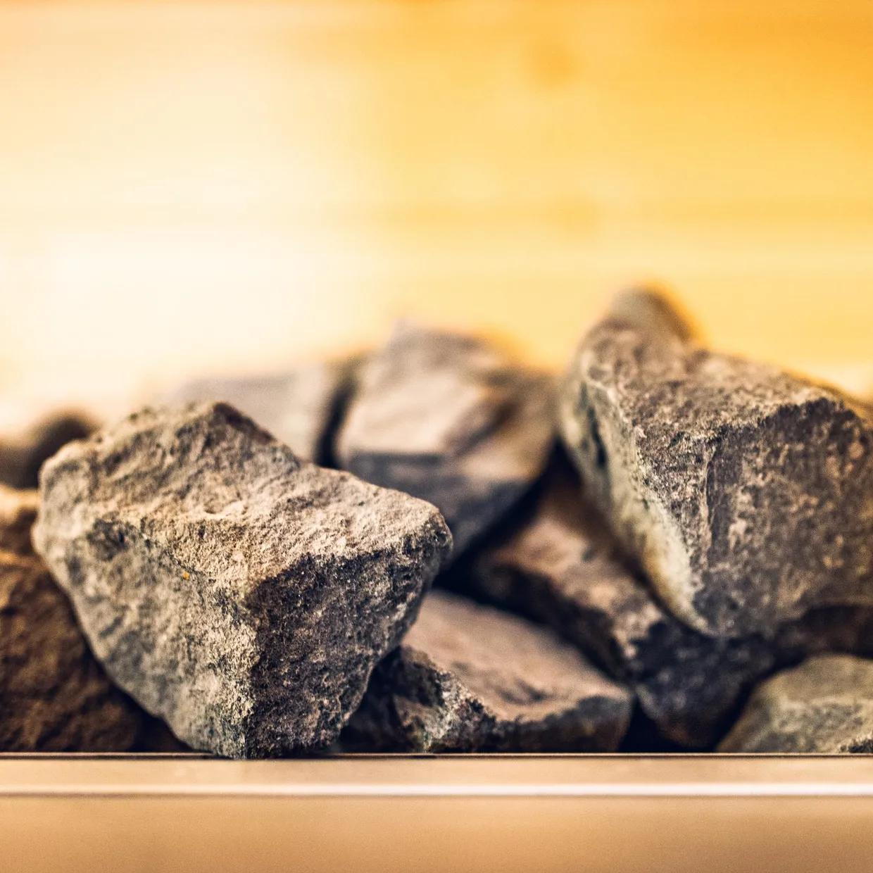 Steine auf einem Metallgitter in einem Heizgerät angeordnet