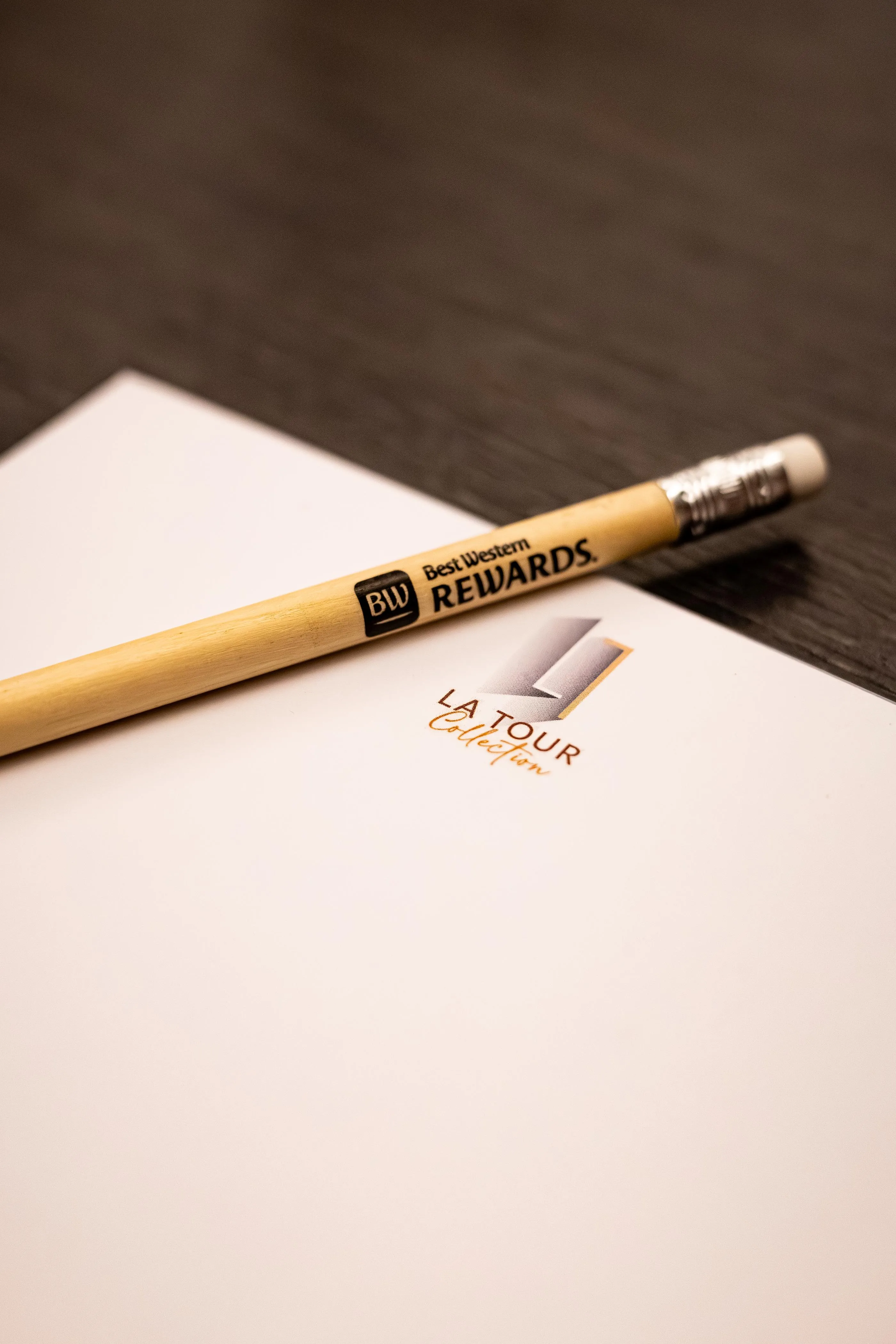 Ein Best Western Rewards-Stift liegt auf einem Blatt Papier mit dem Logo "LA TOUR Collection"
