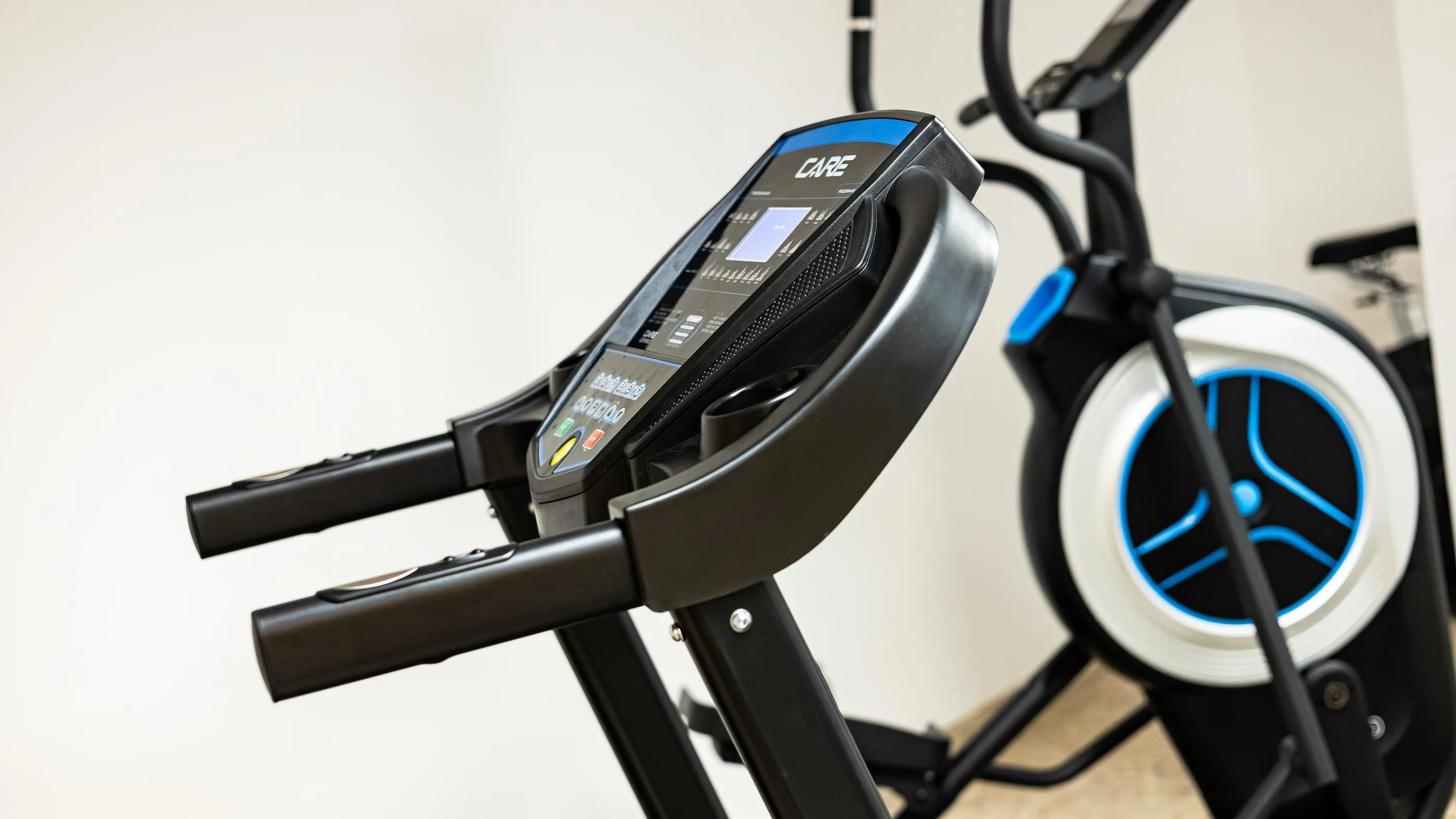 Ein Heimtrainer mit einem Kontrollbildschirm und beweglichen Pedalen